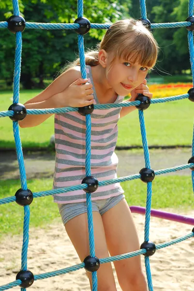 Jong meisje op de speelplaats — Stockfoto