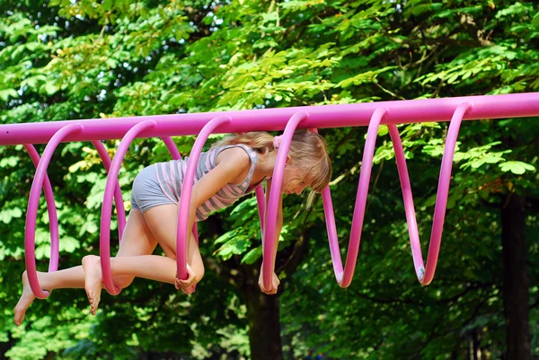 Chica joven en el parque infantil —  Fotos de Stock