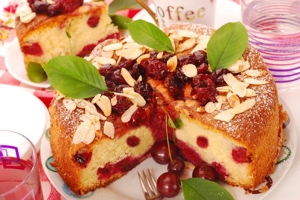 Zelfgemaakte cherry cake met amandelen — Stockfoto