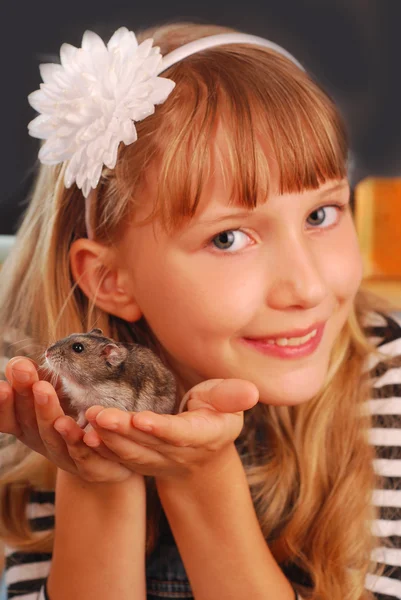 Mladá dívka s její křečka — Stock fotografie