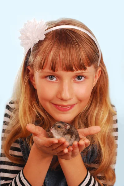 Jovem com seu hamster — Fotografia de Stock