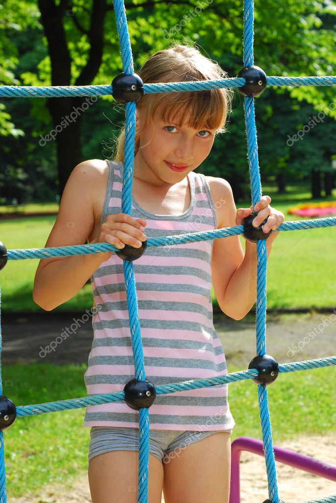 Молодая девушка на детской площадке стоковое фото teresaterra