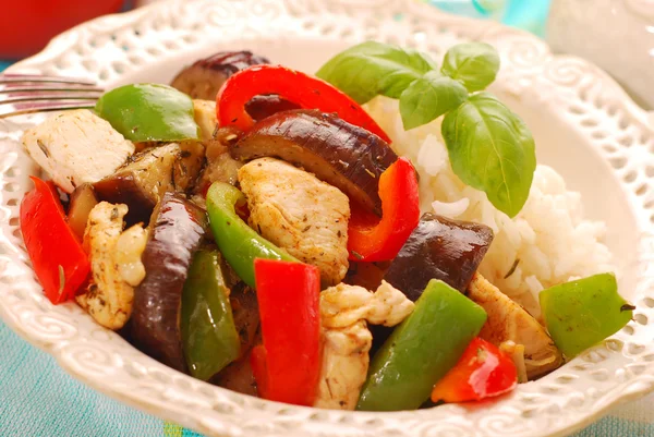 Вечеря з овочами на грилі, куркою та рисом — стокове фото