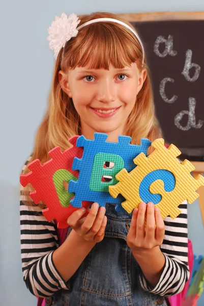 Estudante segurando letras quebra-cabeça — Fotografia de Stock