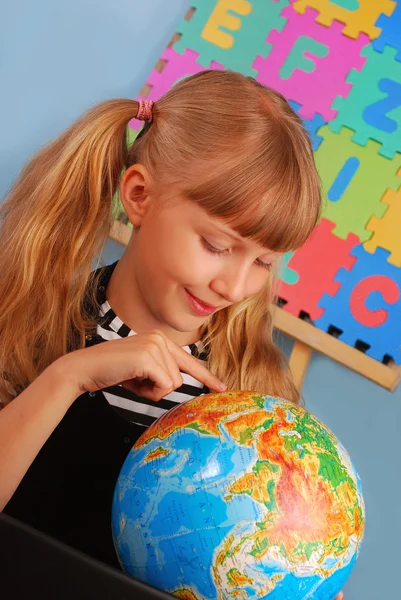 Schoolmeisje met globe — Stockfoto