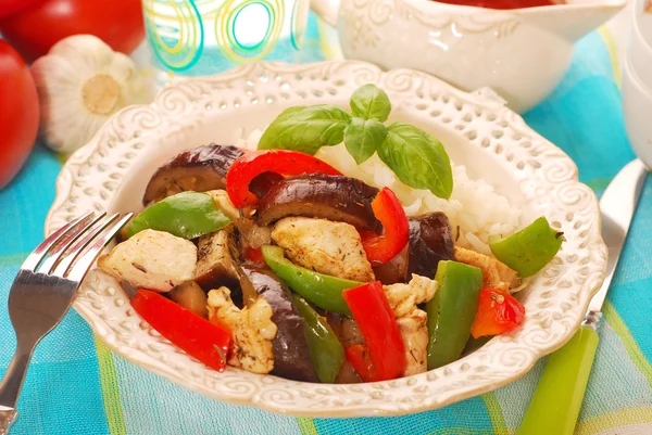 Abendessen mit gegrilltem Gemüse, Hühnchen und Reis — Stockfoto