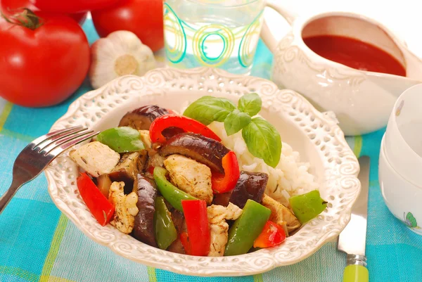 Večeře s grilovanou zeleninou, kuřecím masem a rýží — Stock fotografie