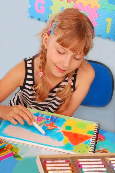 Mladá dívka kreslení obrázek rodiny — Stock fotografie