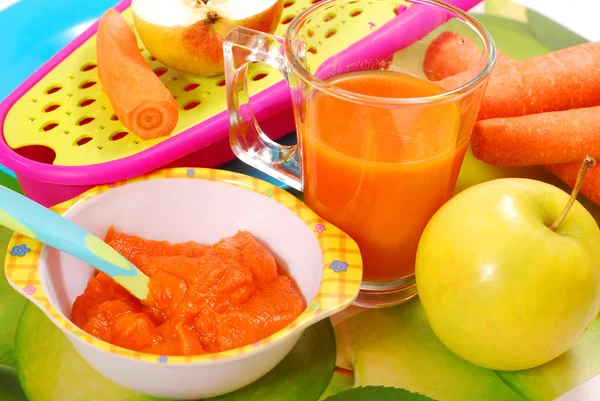 Puré de zanahoria y manzana para bebé —  Fotos de Stock