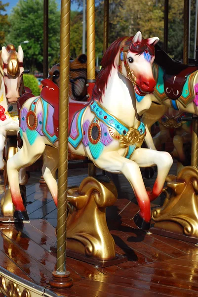 Vackra karusell med hästar — Stockfoto