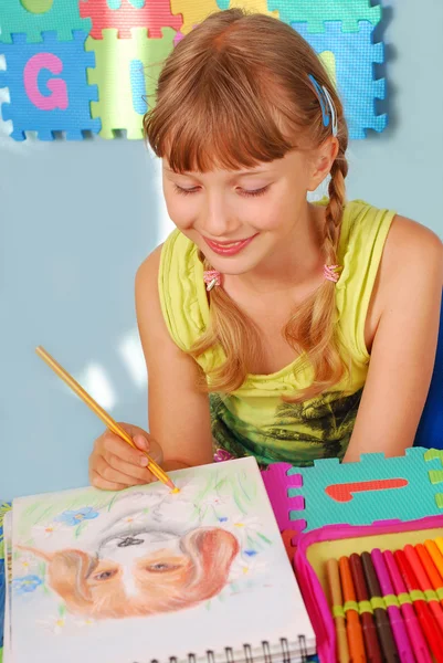 Young girl drawing a picture of dog — Stock Photo, Image
