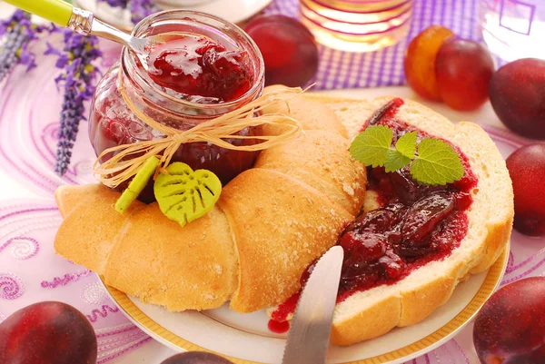 Croissant with plum confiture — Stock Photo, Image