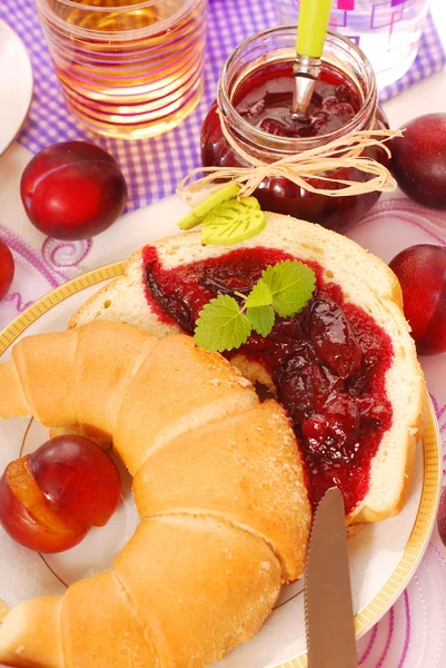 Croissant with plum confiture — Stock Photo, Image