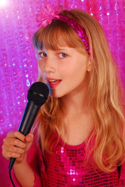 Νεαρή τραγουδίστρια στη σκηνή — Φωτογραφία Αρχείου