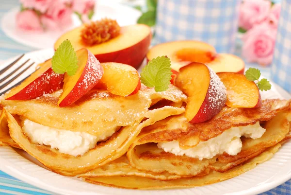 Pfannkuchen mit Quark und Pfirsich — Stockfoto