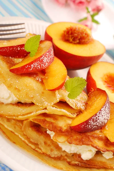 Pfannkuchen mit Quark und Pfirsich — Stockfoto