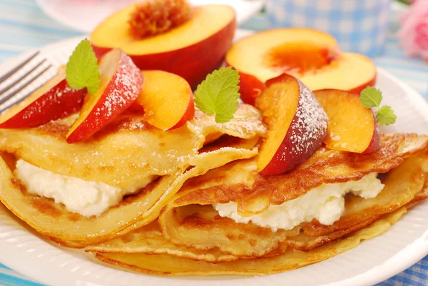 Pannenkoeken met kwark en peach — Stockfoto