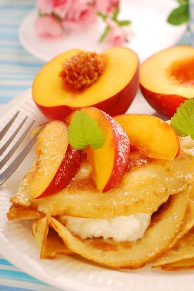 Pancakes with cottage cheese and peach — Stock Photo, Image