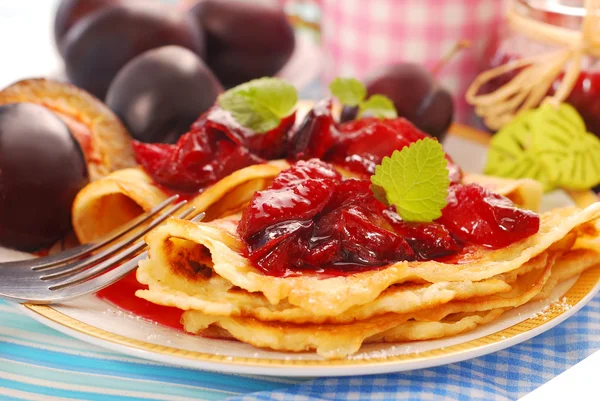 Pancake dengan plum 's confiture segar — Stok Foto