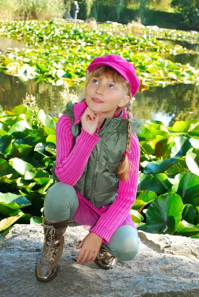 Sonbahar parkında genç bir kız — Stok fotoğraf