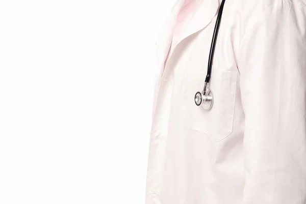 Неузнаваемый врач со стетоскопическим пространством, изолированным на белом бэкгро — стоковое фото