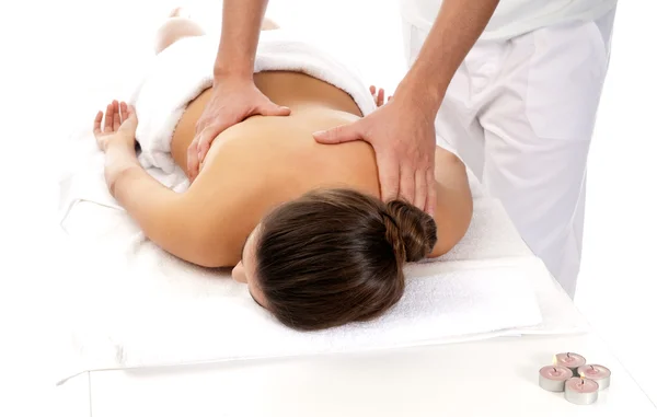 Неузнаваемая женщина, получающая массаж расслабляющая процедура крупным планом от мужчины h — стоковое фото