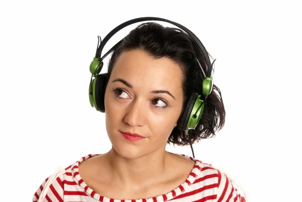 Jovem mulher ouvindo música com fones de ouvido isolados no fundo branco — Fotografia de Stock