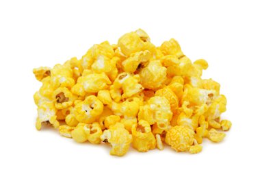 izole tuzlu popcorn yığını