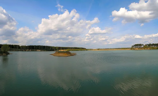 Göl kenarında küçük ada — Stok fotoğraf