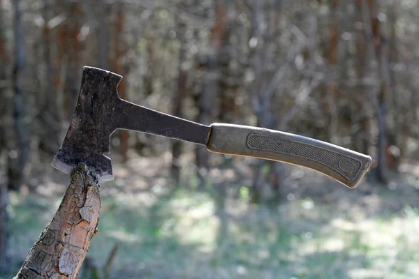 Um machado de madeira sobre fundo cinza — Fotografia de Stock