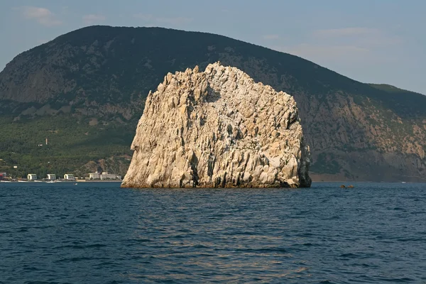 View to rocks 'Adalari' and 'Ayu-Dag' — 图库照片