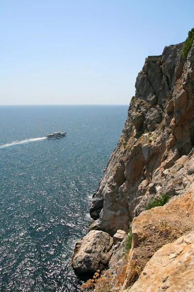 Rock ve güzel mavi gökyüzü ile yalnız tekne — Stok fotoğraf