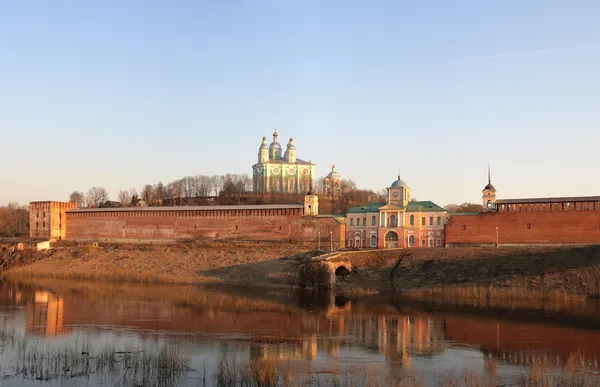 Uitzicht op de kathedraal van de veronderstelling. kremlin van Smolensk. — Stockfoto