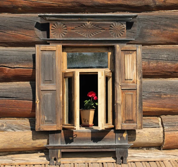 Tradicional vieja ventana rusa — Foto de Stock