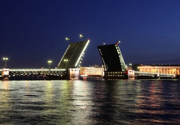 Noční pohled na palác mostu. st petersburg, Rusko. — Stock fotografie
