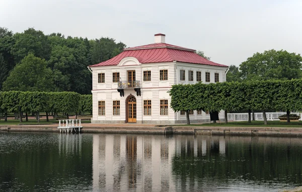 マルリーの宮殿。ペテルゴフ （ペテルゴフ)、サンクト ・ ペテルブルグ ルッシ — ストック写真