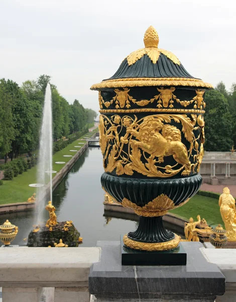 Il Vaso e la Fontana di Sampson, Grand cascade, Peterhof — Foto Stock
