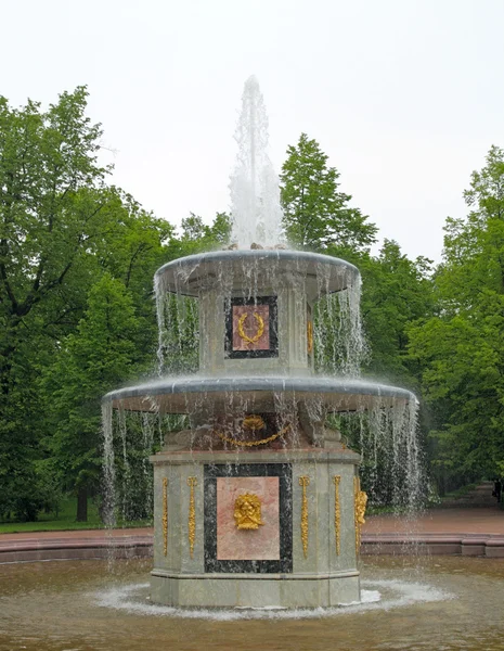 Den romerska fontänen. Peterhof (Petrodvorets) — Stockfoto