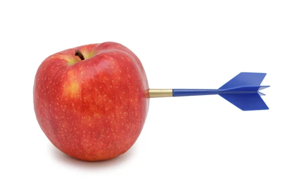 Яблуко зі стрілою, ізольовано — стокове фото