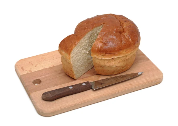 Hoja de pan rebanado en una tabla de cortar de madera con un cuchillo, iso — Foto de Stock