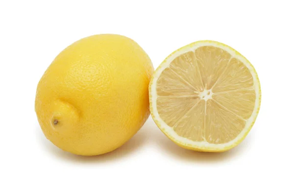 Свежие лимоны, изолированные — стоковое фото