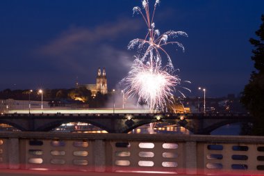 Fireworks Vltava Nehri üzerinde. Vysehrad.