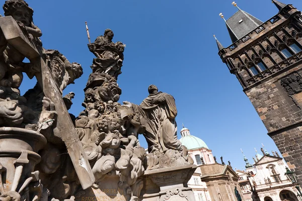 Standbeeld en toren op charles brug Praag Tsjechië. — Stockfoto