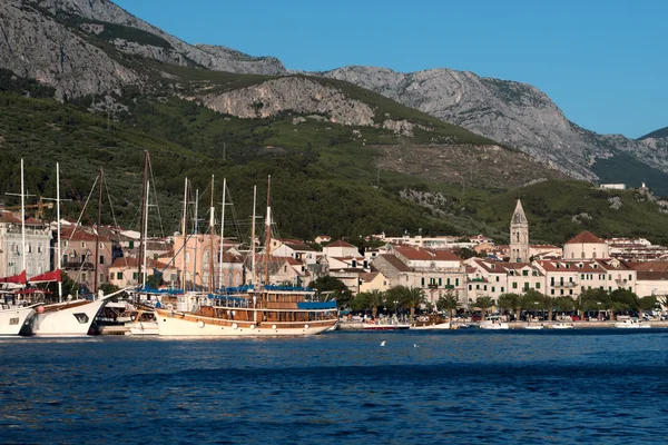 A cidade resort de Makarska, na Croácia . — Fotografia de Stock