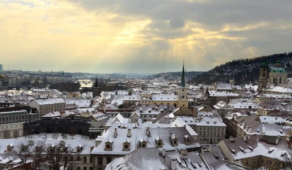 Prag mit dramatischem Sonnenuntergang. Winter. — Stockfoto