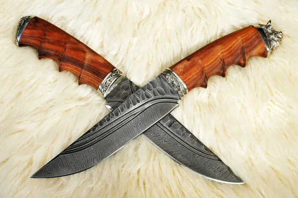 Охотничий нож на шкуре барана — стоковое фото