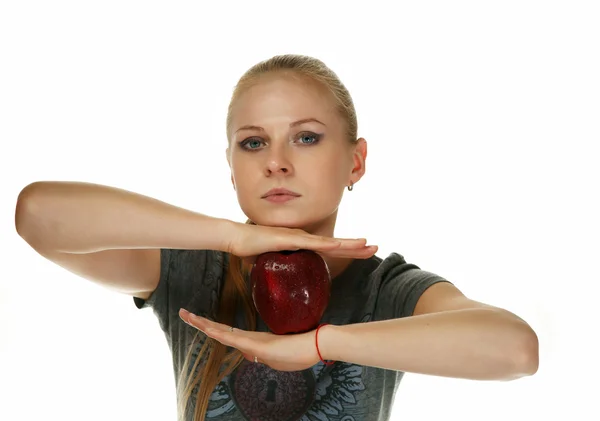 Die Blondine mit einem Apfel auf weißem Hintergrund — Stockfoto