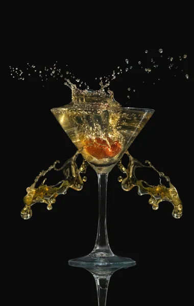 Fragola in un bicchiere con champagne — Foto Stock