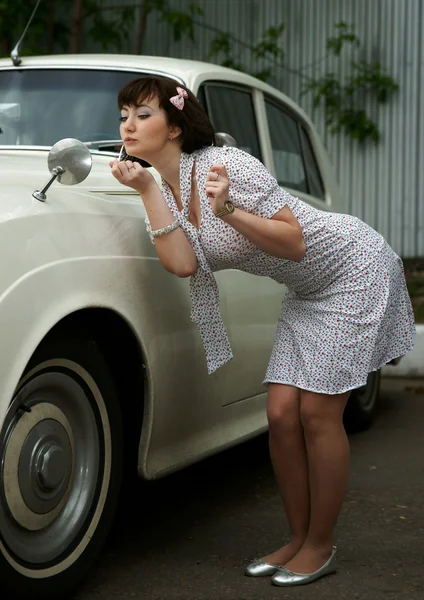 लड़की एक कार मिरर में होंठ पेंट करती है — स्टॉक फ़ोटो, इमेज