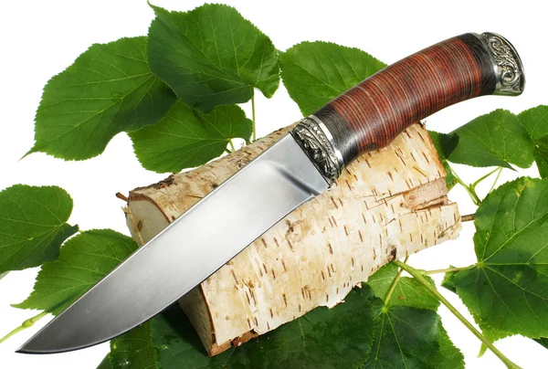 El cuchillo de caza sobre hojas verdes — Foto de Stock